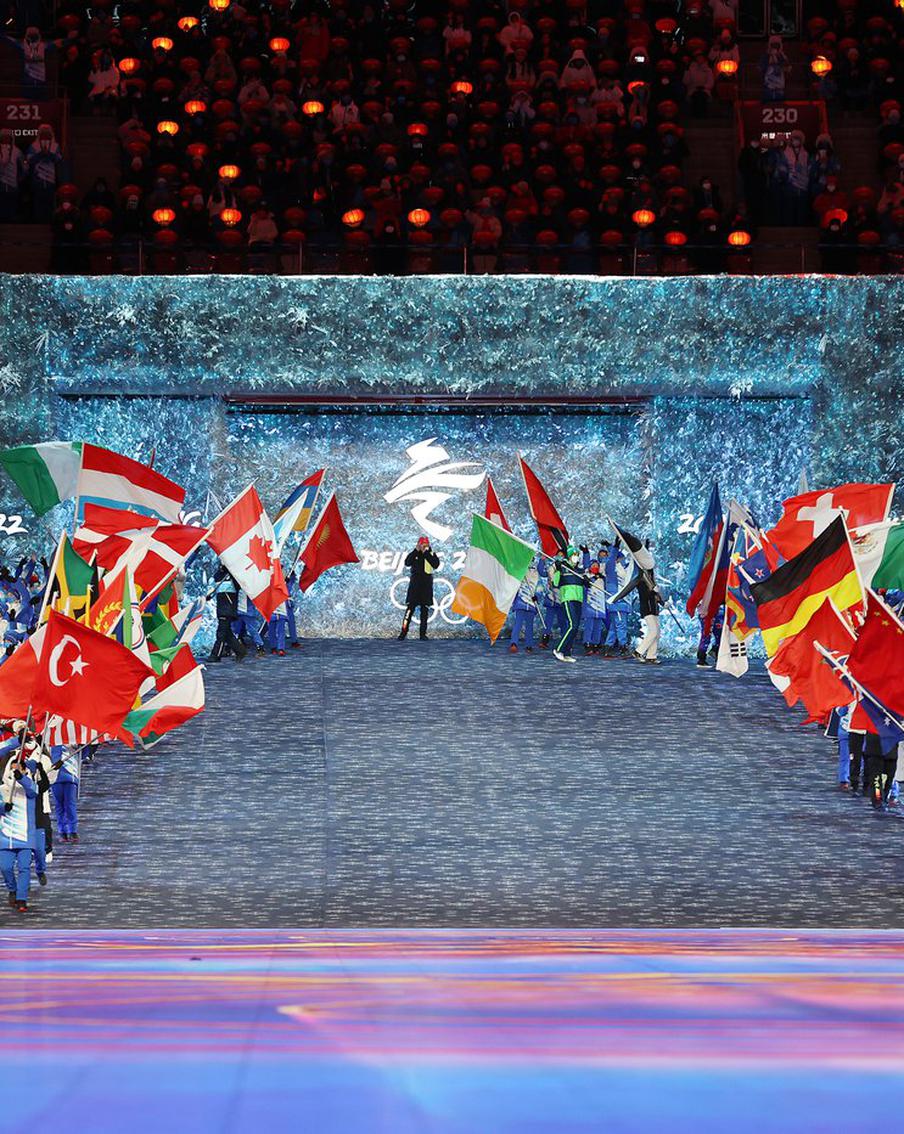 В Пекине устроили скромное шоу вместо феерии на церемонии закрытия Игр