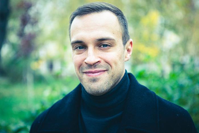 "Во время пандемии начал рисовать картины акрилом": актёр Павел Попов рассказал про хобби, детские провалы и мечты