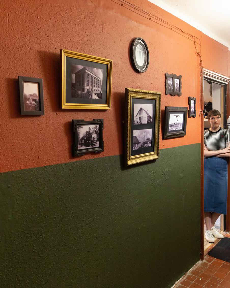 Вложив 15 тысяч рублей и много труда, супруги из Южного Тушина преобразили свой тамбур