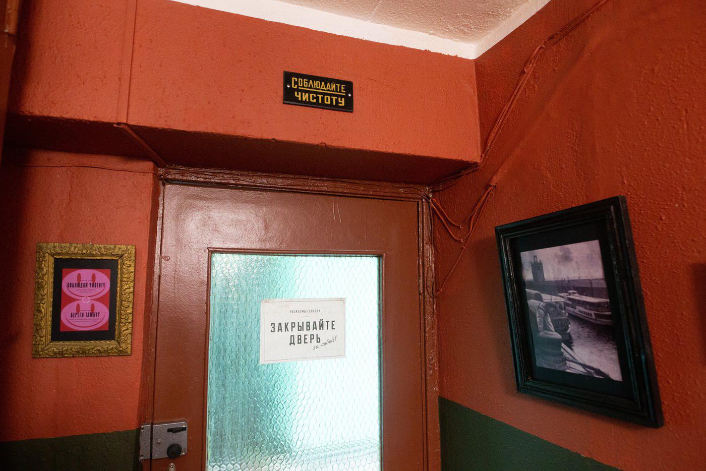 В тамбуре повесили плакаты с призывами поддерживать порядок.