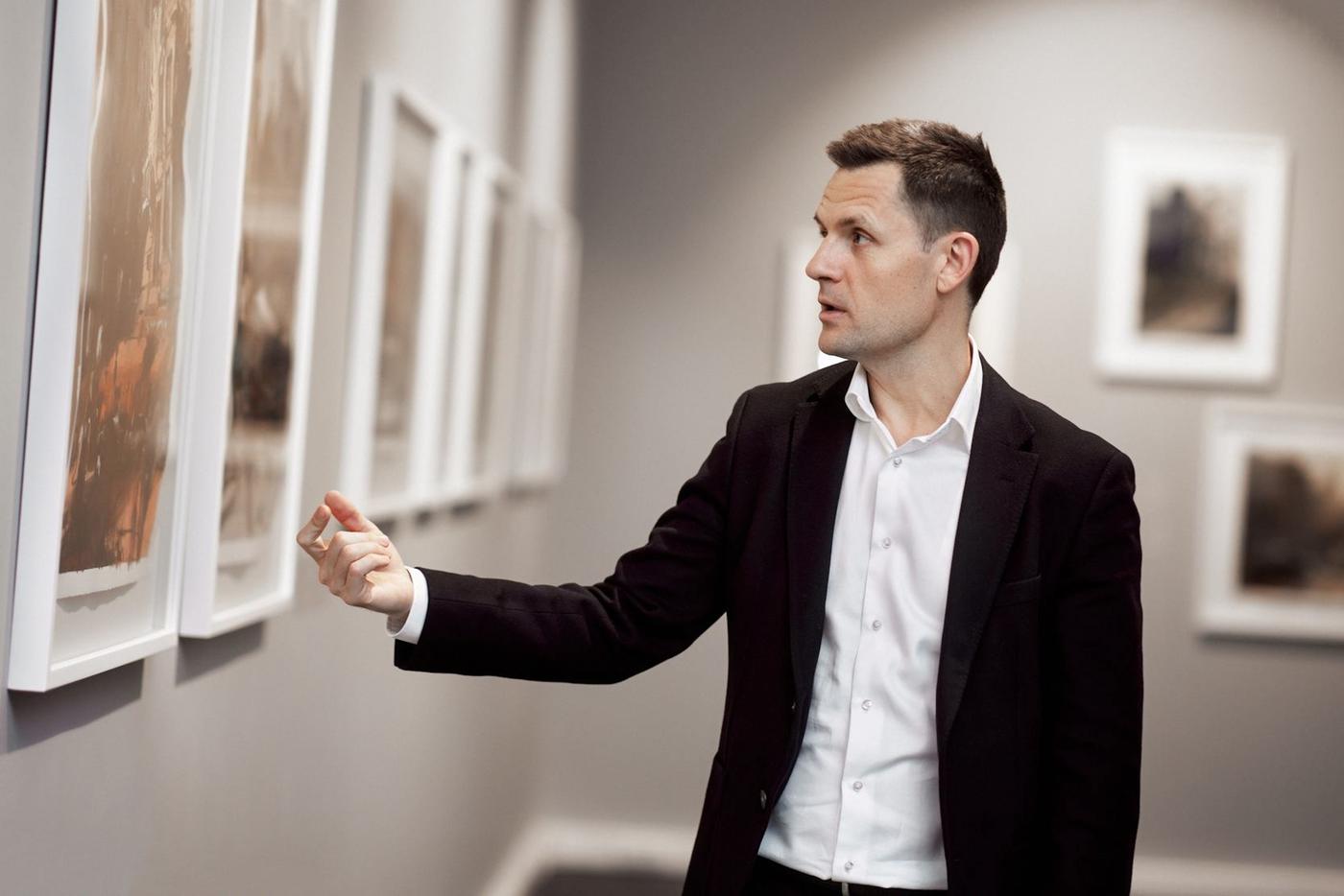 Сергей Кузнецов на своей персональной выставке "Падает свет" в галерее "Триумф".