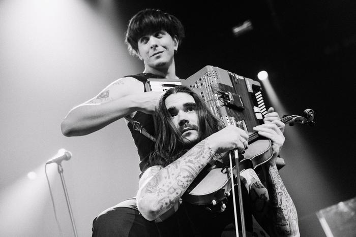 "Мои детские комплексы были усилены занятиями на скрипке": лидер The Hatters Юрий Музыченко рассказал про сильных женщин и инфантильность