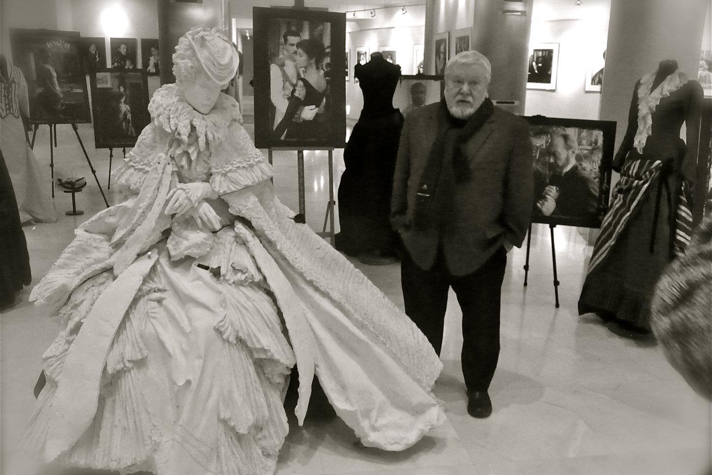 На выставке много работ, на которых запечатлены мгновения киношной жизни мастера.