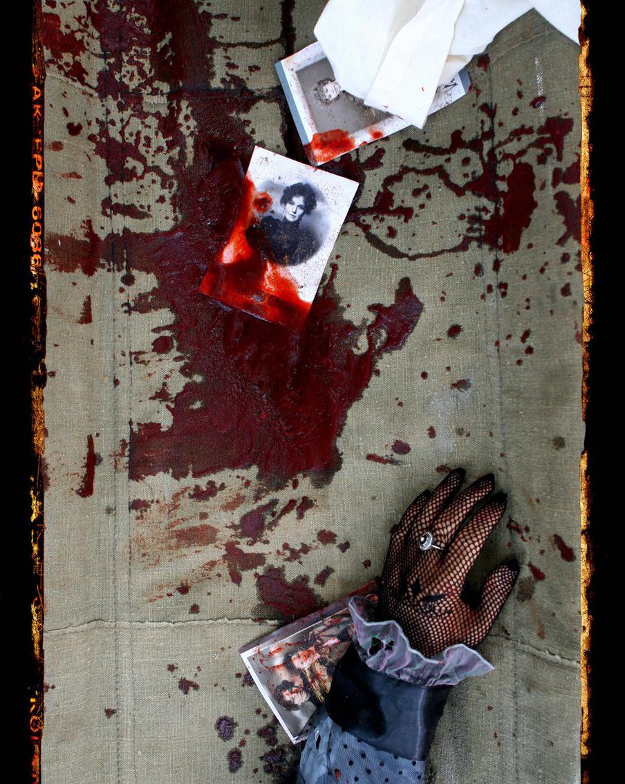 На выставке много работ, на которых запечатлены мгновения киношной жизни мастера.