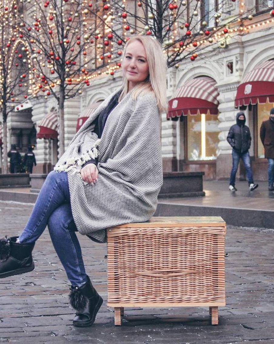 Газета превращается... в этажерку. Как полицейские занялись плетением из бумажной лозы