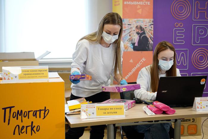 Вода и детские смеси: Торговые сети и москвичи помогают беженцам