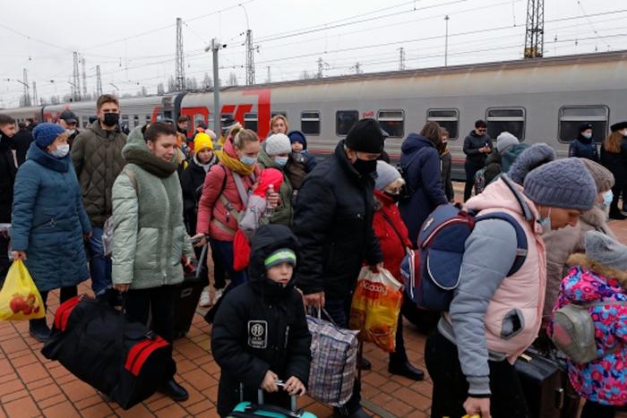 “Очень трудно понять, когда близкие обзывают друг друга фашистами”. Украинские семьи устали быть по разные стороны баррикад