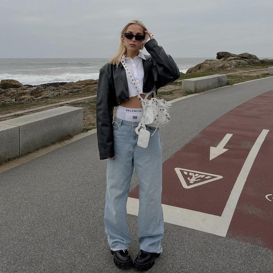 Как было модно в 90-е, из-под пояса могут запросто виднеться трусы.