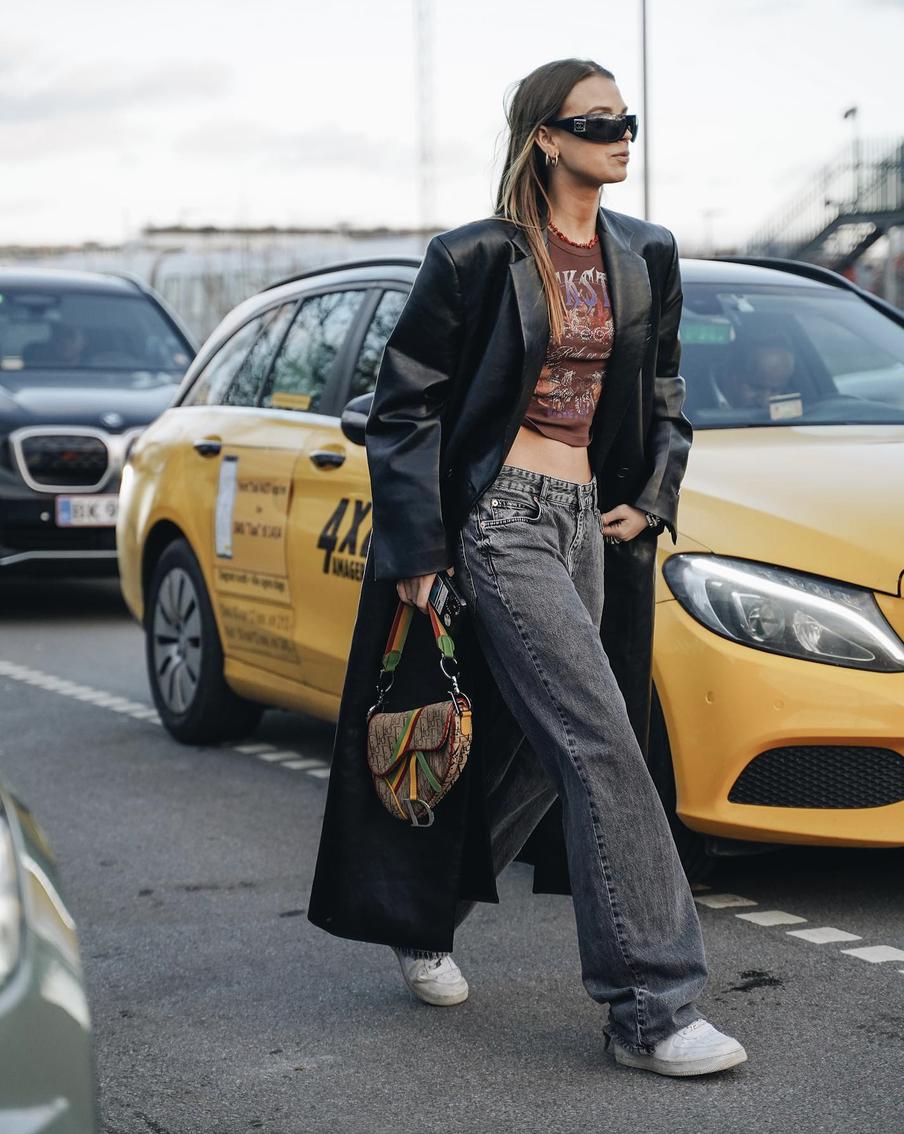 Жительньница Копенгагена показывает, как стильно можно дополнить заниженную талию плащом.