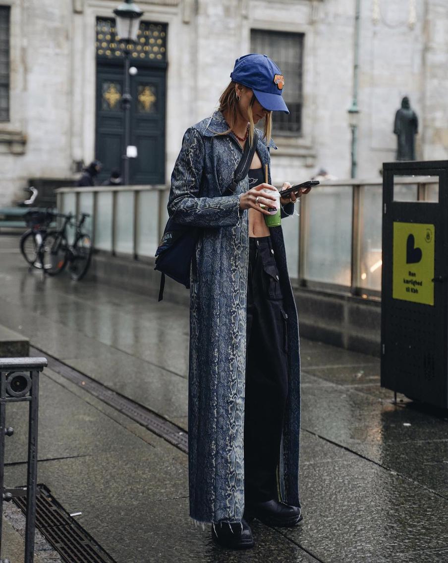 Также в качестве аксессуара отлично впишется кепка.