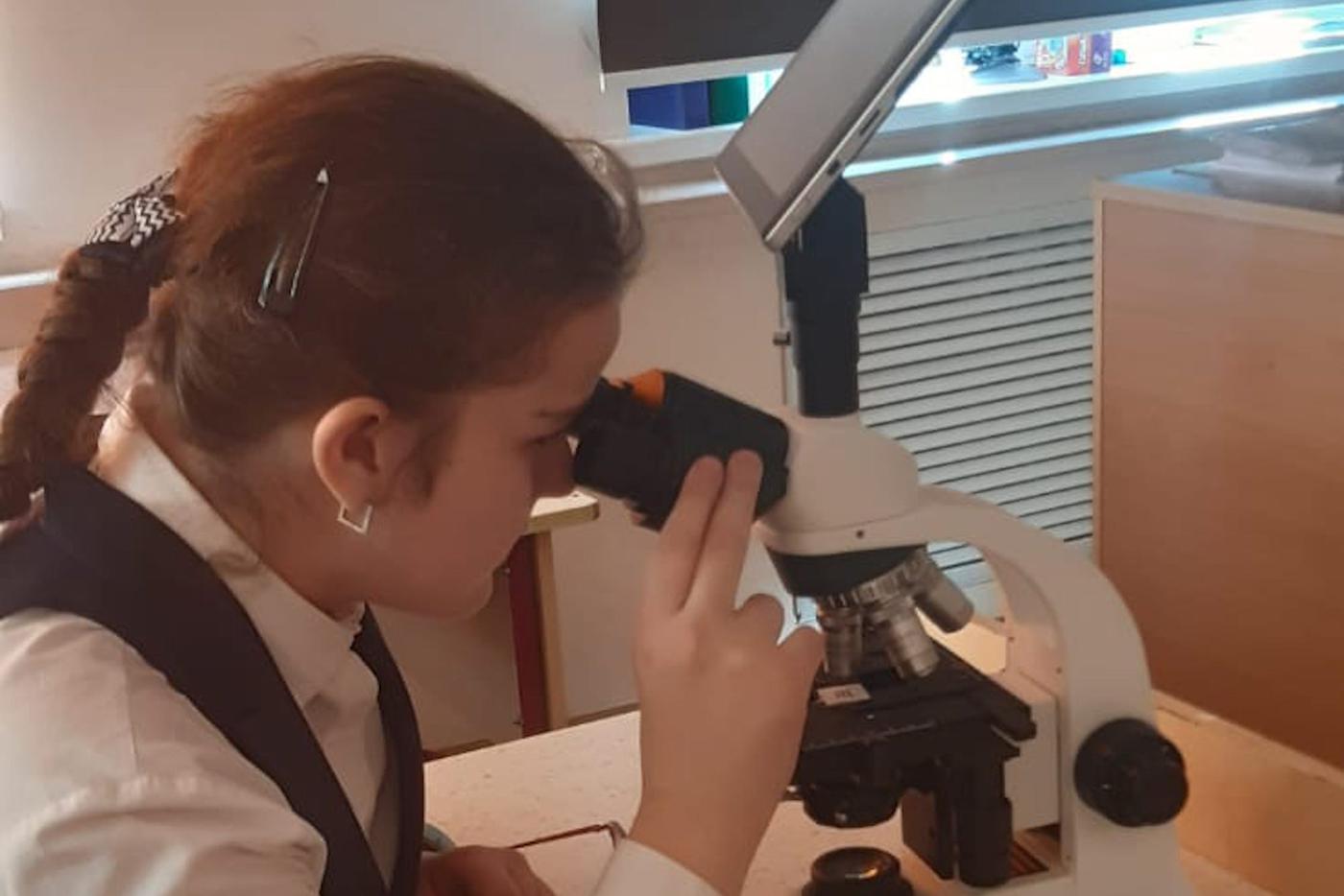 Семиклассница Таня Скрябина провела опыты на дачном участке. Теперь она учит покупать фрукты и овощи без нитратов