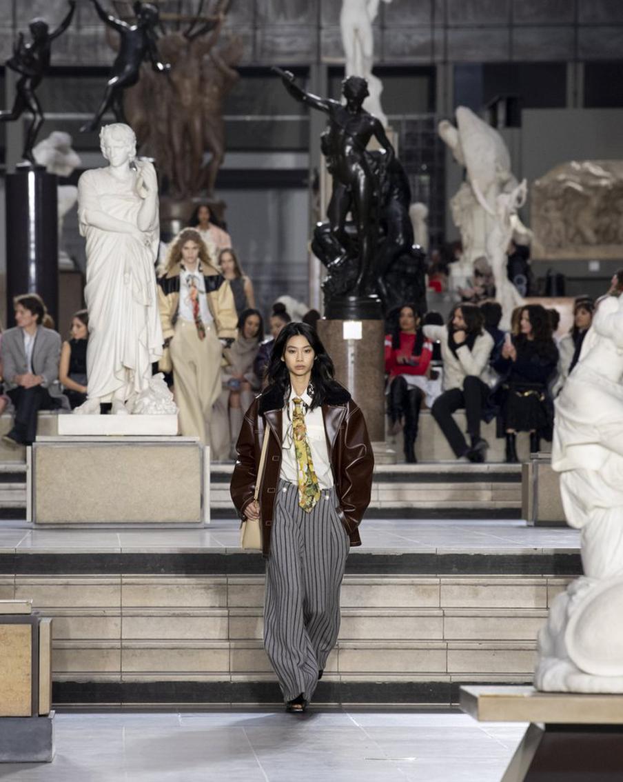 Буйство розового, броня и комбинезон из скотча: 7 самых запоминающихся показов Недели моды в Париже