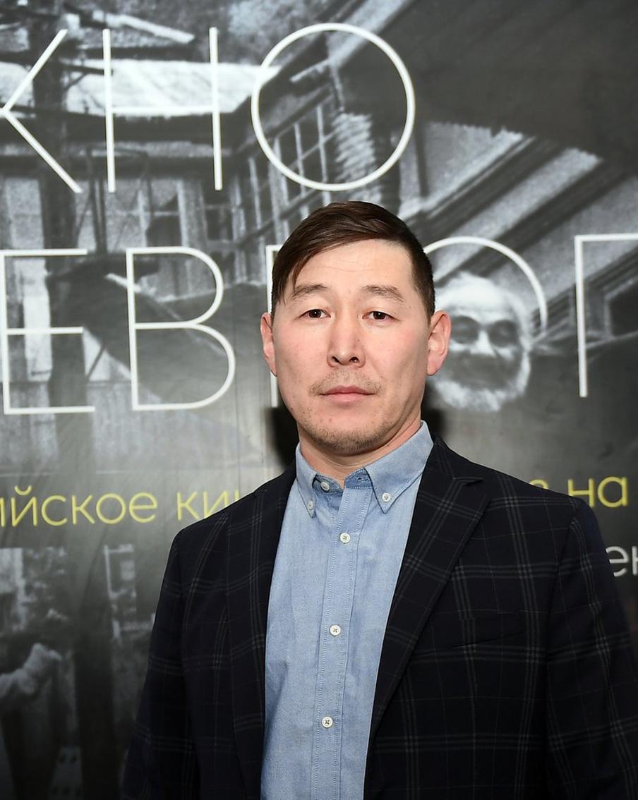 Якутское кино сегодня в тренде и купается в любви зрителей. Поговорили с одним из самых ярких его представителей – режиссёром Степаном Бурнашёвым
