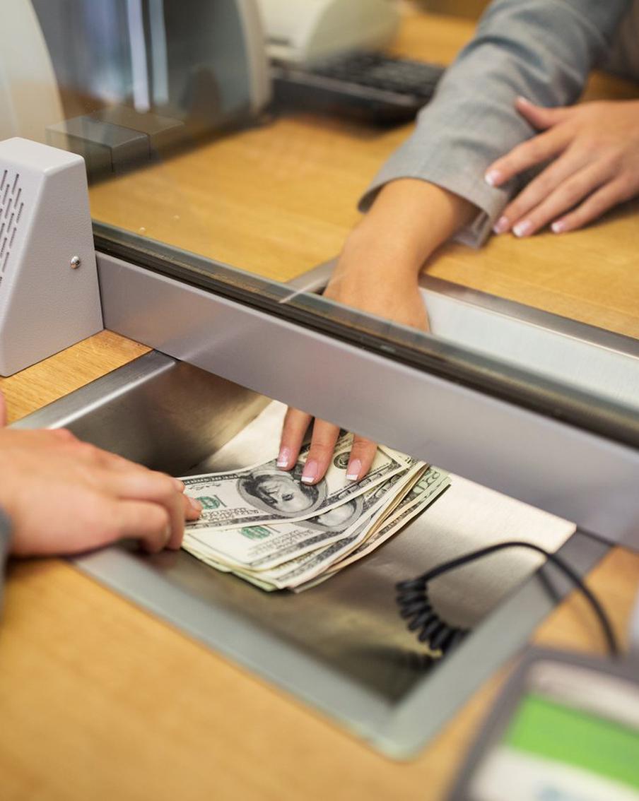 ЦБ установил временный лимит на снятие наличных в долларах. Metro выяснило, надолго ли и что это значит для вкладчиков