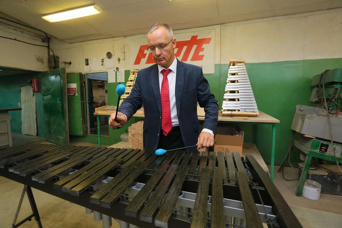 Захотелось ударить по клавишам: Журналист Metro посмотрел, как производят музыкальные инструменты