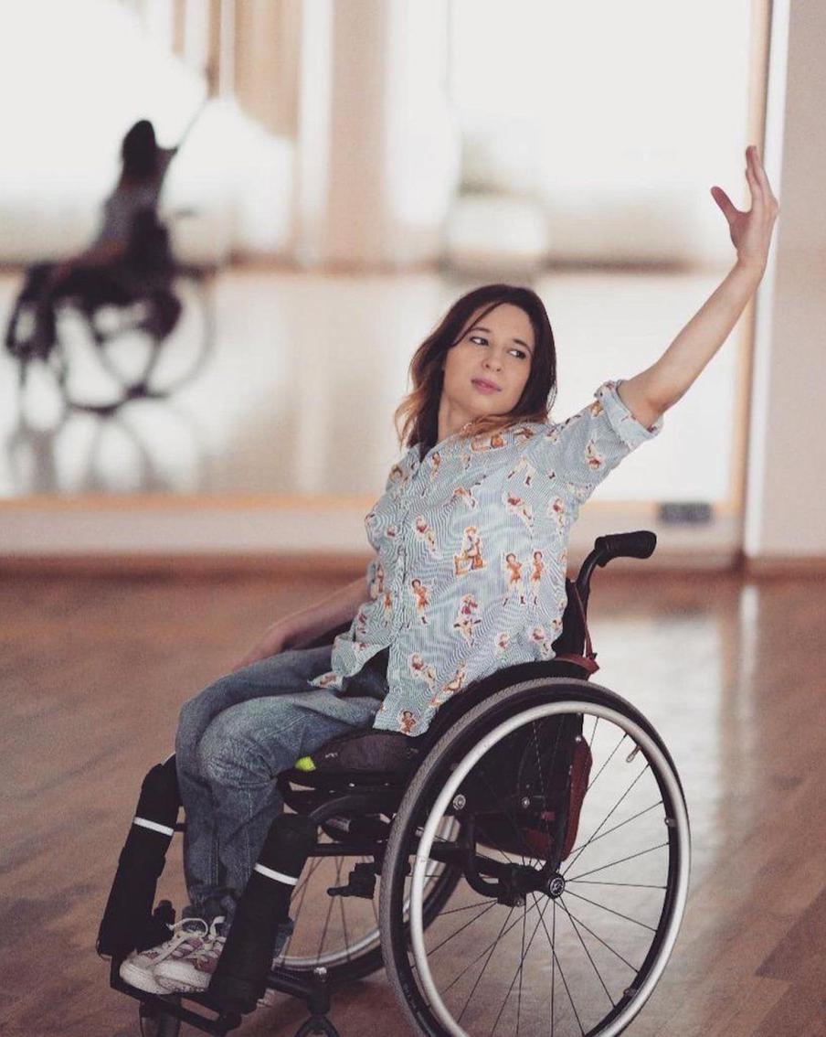 Чемпионка мира по бальным танцам на колясках Анастасия Василенко учит танцевать детей и взрослых с ДЦП в своей школе "Симфония танца".