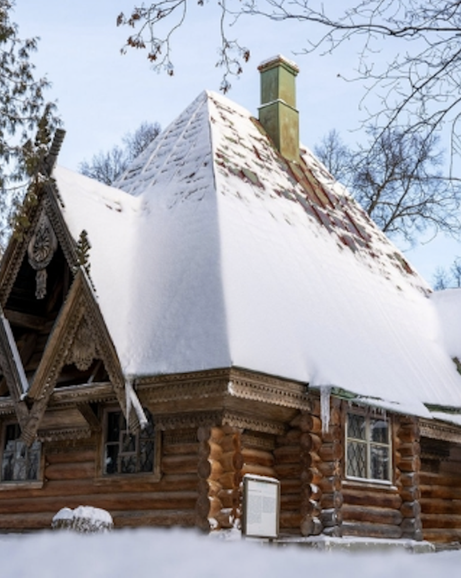 Избушка на курьих ножках украшает старинную усадьбу в Подмосковье