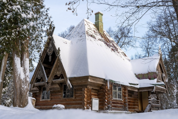 Избушка на курьих ножках украшает старинную усадьбу в Подмосковье