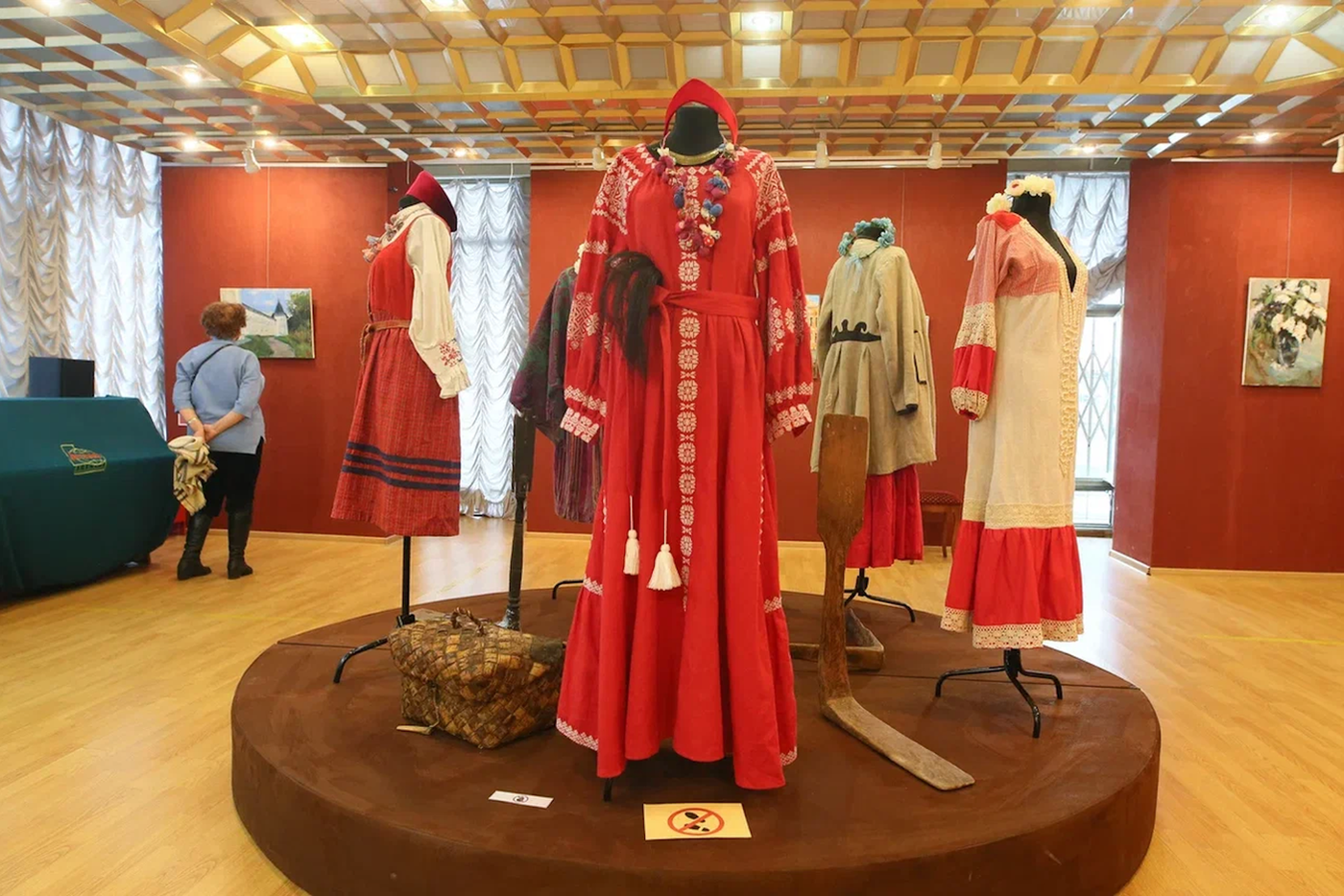 Старинные сарафаны.
