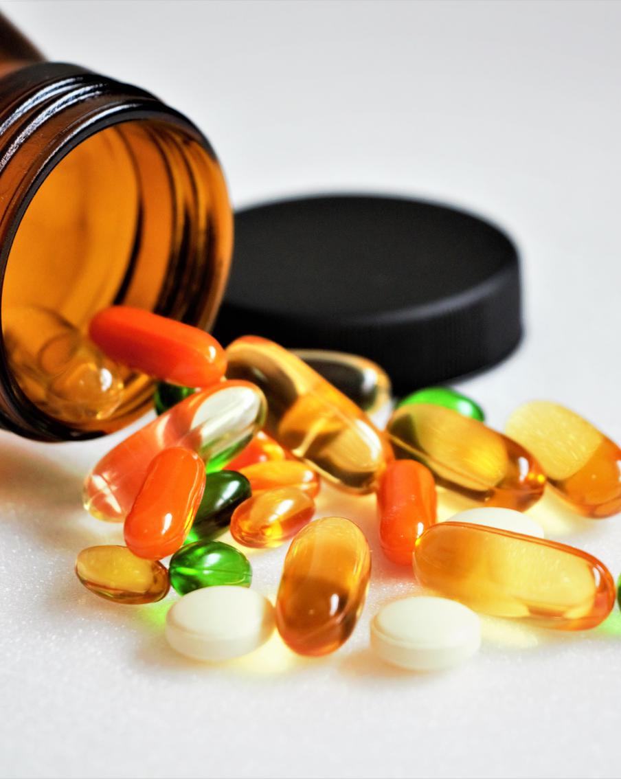 Витамины способны улучшить состояние вашей кожи. Но принимать их надо, лишь сходив в клинику и проведя ряд анализов