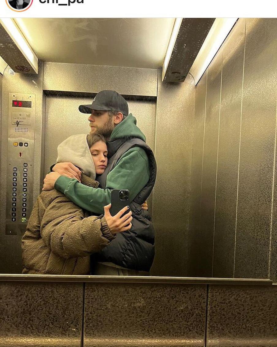 Аня Чиповская в объятиях любимого.