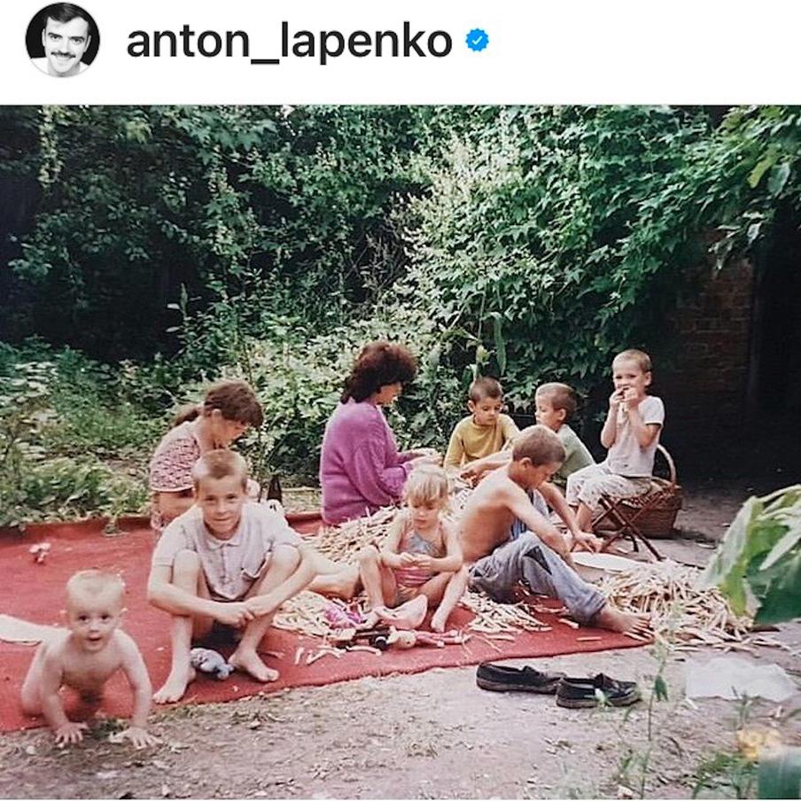 Актёр Антон Лапенко, у которого есть 11 братьев и 4 сестры, разместил напоследок архивное семейное фото.