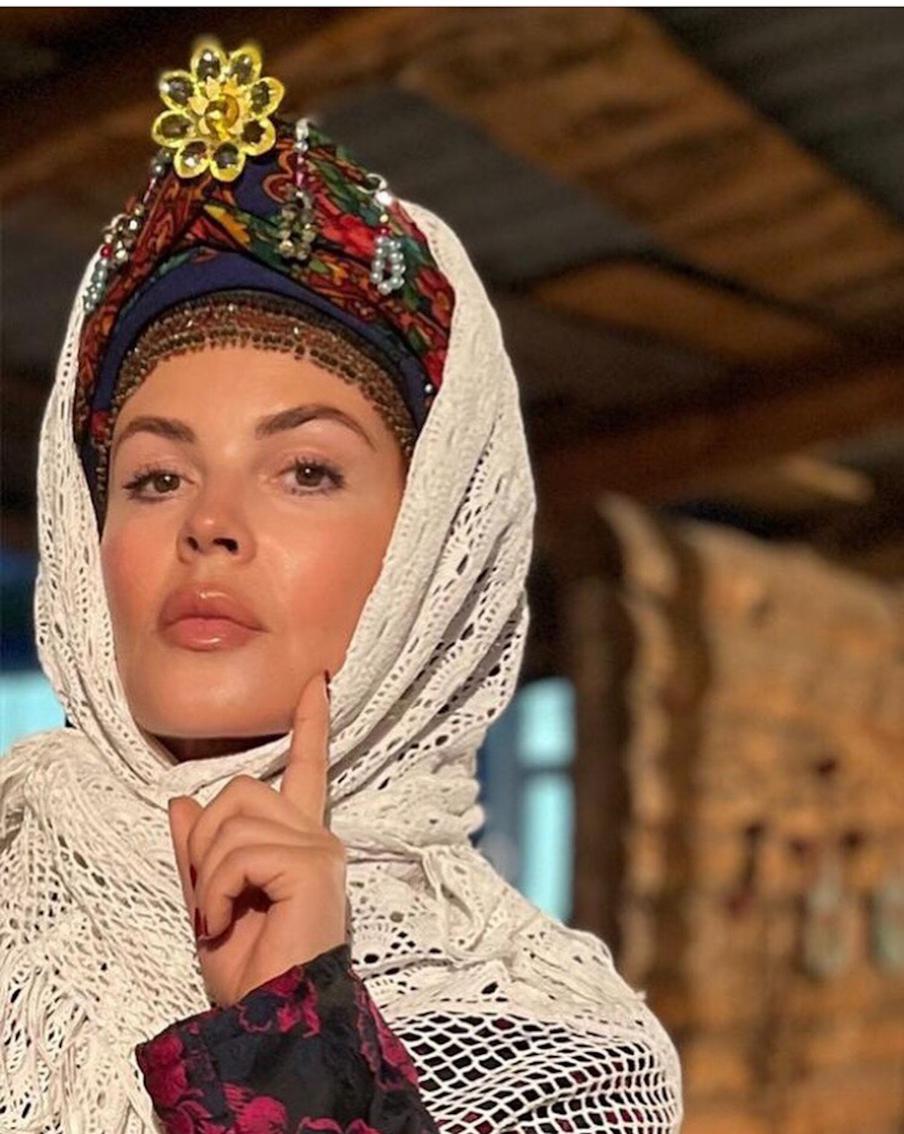 Телеведущая Екатерина Андреева ждём вас в других соцсетях вот в такой позе.