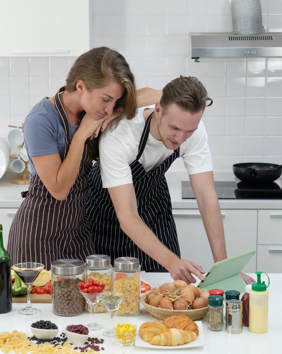 Представляем каналы в Rutube, посвящённые готовке. Погрузившись в них, вы ощутите, что привычная жизнь никуда не исчезла