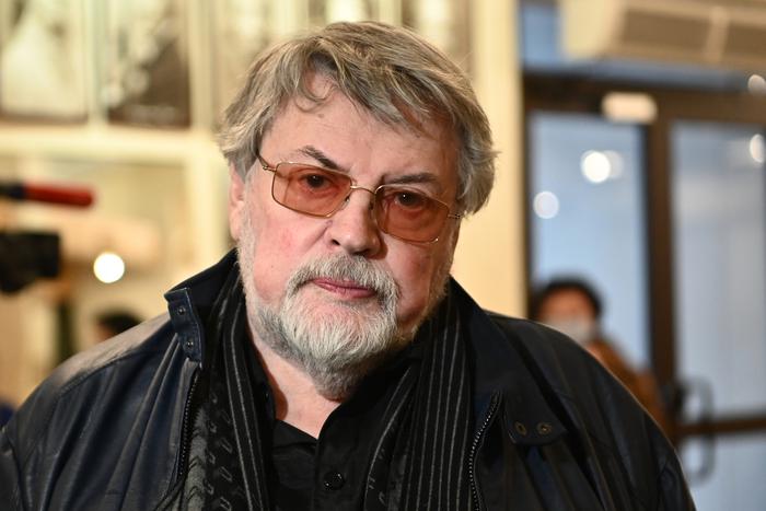 На 90-м году жизни умер Александр Ширвиндт. Выбрали несколько фрагментов из мемуаров актёра про семью и друзей