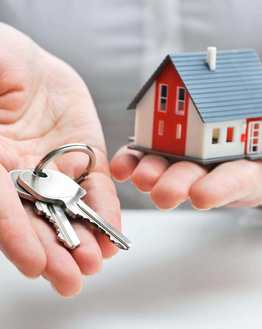 Что сейчас делать с накоплениями: инвестировать или вкладывать в недвижимость – подскажут финэксперты