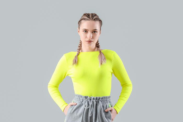 Лёгкие косы, дерзкие локоны, пучок и водопад: 4 простые укладки для коротких волос