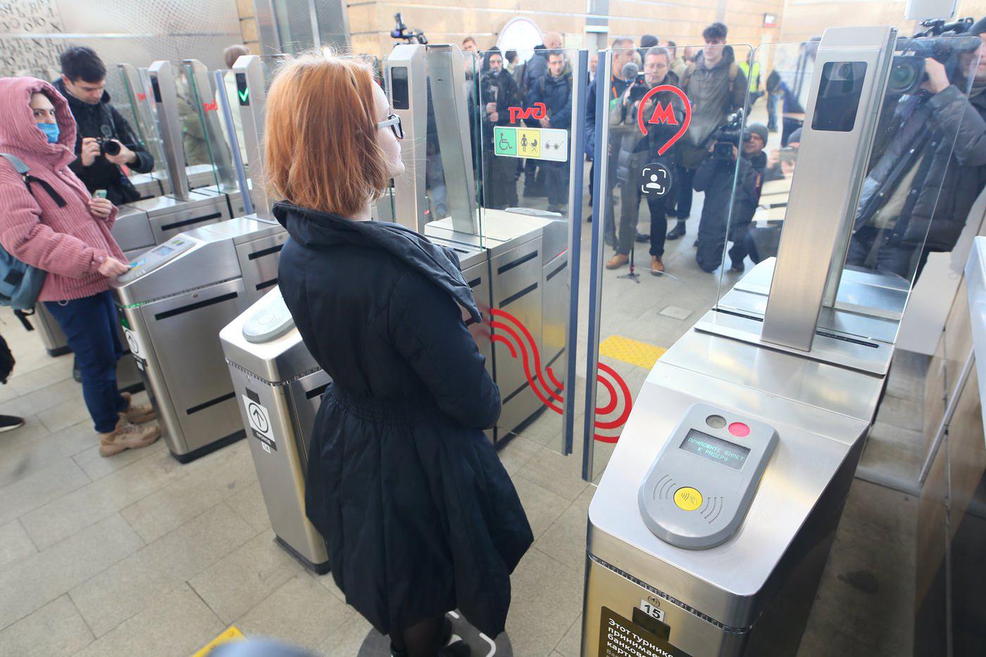 Первые москвичи уже опробовали на себе новую возможность оплаты проезда.