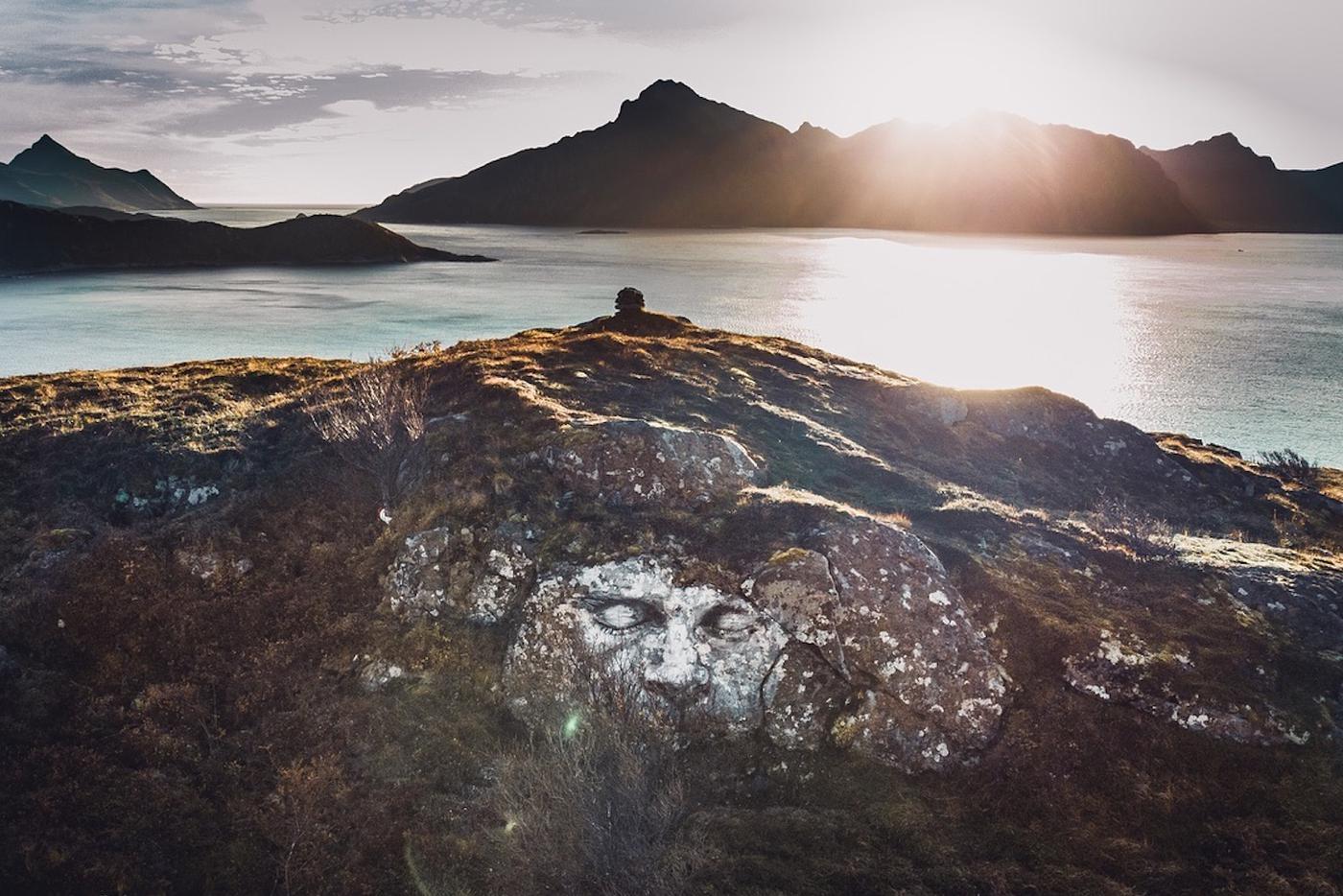 Рисунок на скале у норвежского фьорда.