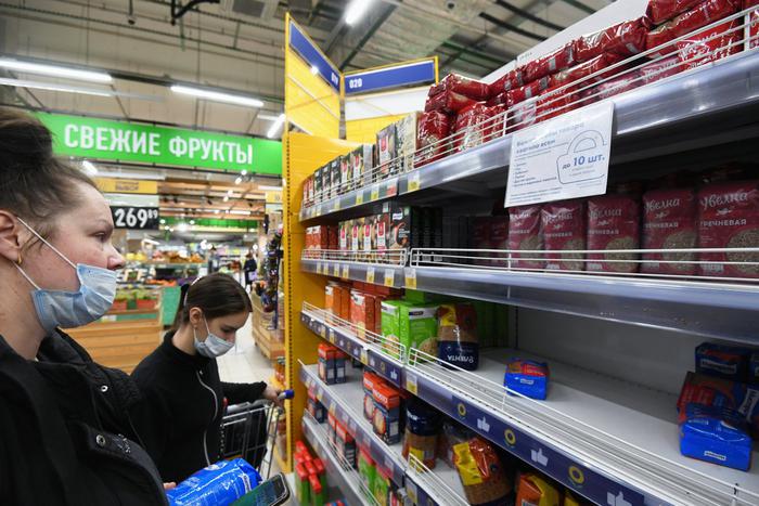 Вместо гречки с российских полок теперь сметают сахар