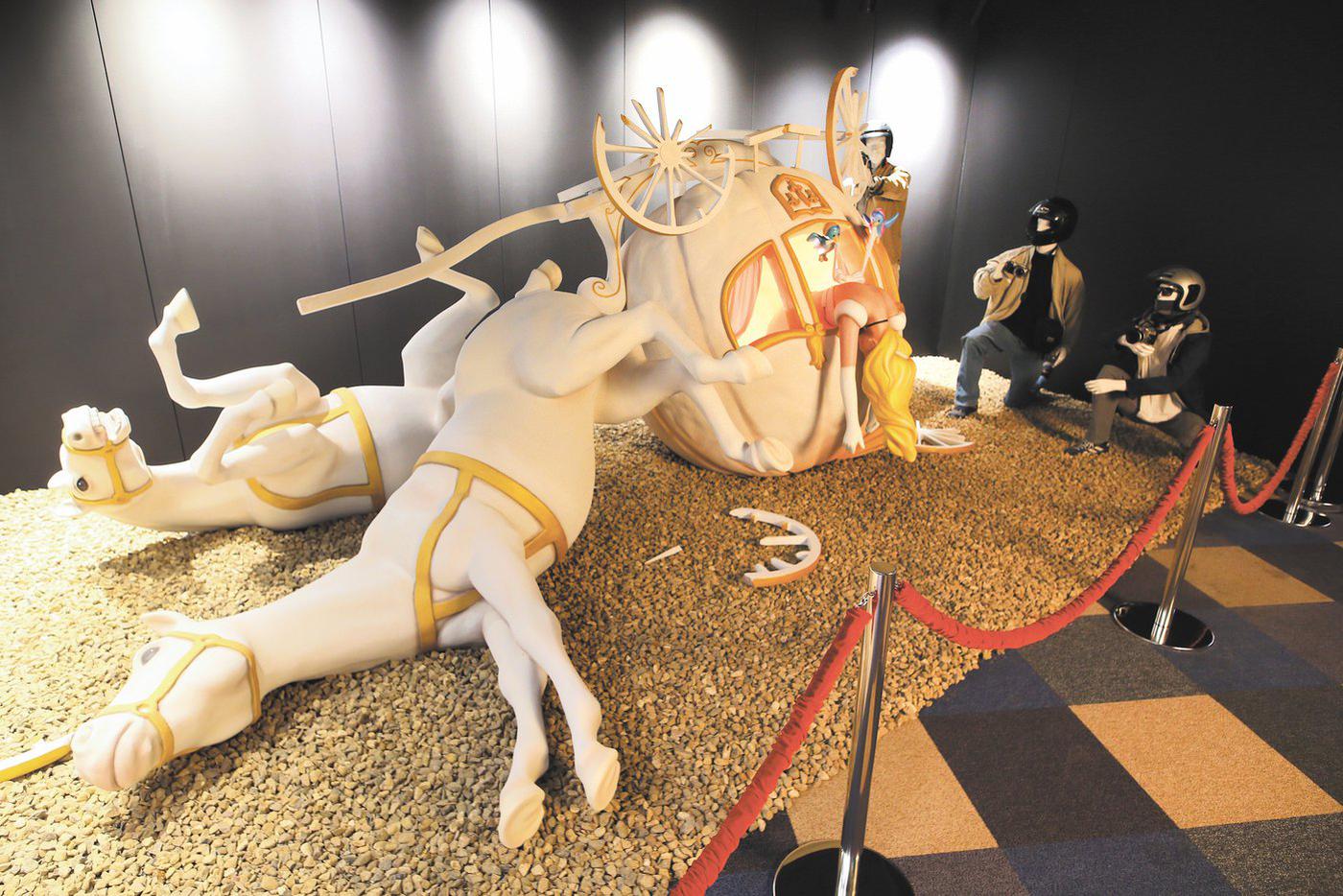 Зловещая пародия Бэнкси на Диснейленд, также напоминающая аварию, в которой погибла леди Диана, когда за ней гнались папарацци.