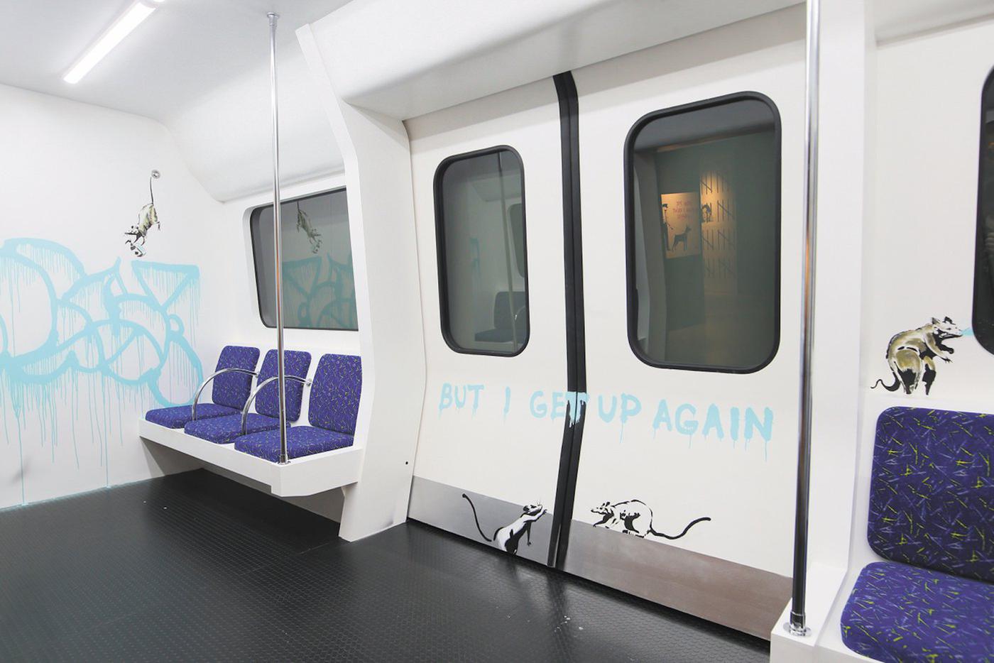 Инсталляция, изображающая лондонское метро. Когда заходишь в этот вагон, у него открываются двери. Атмосферу добавляет аудиосопровождение – шум метро.