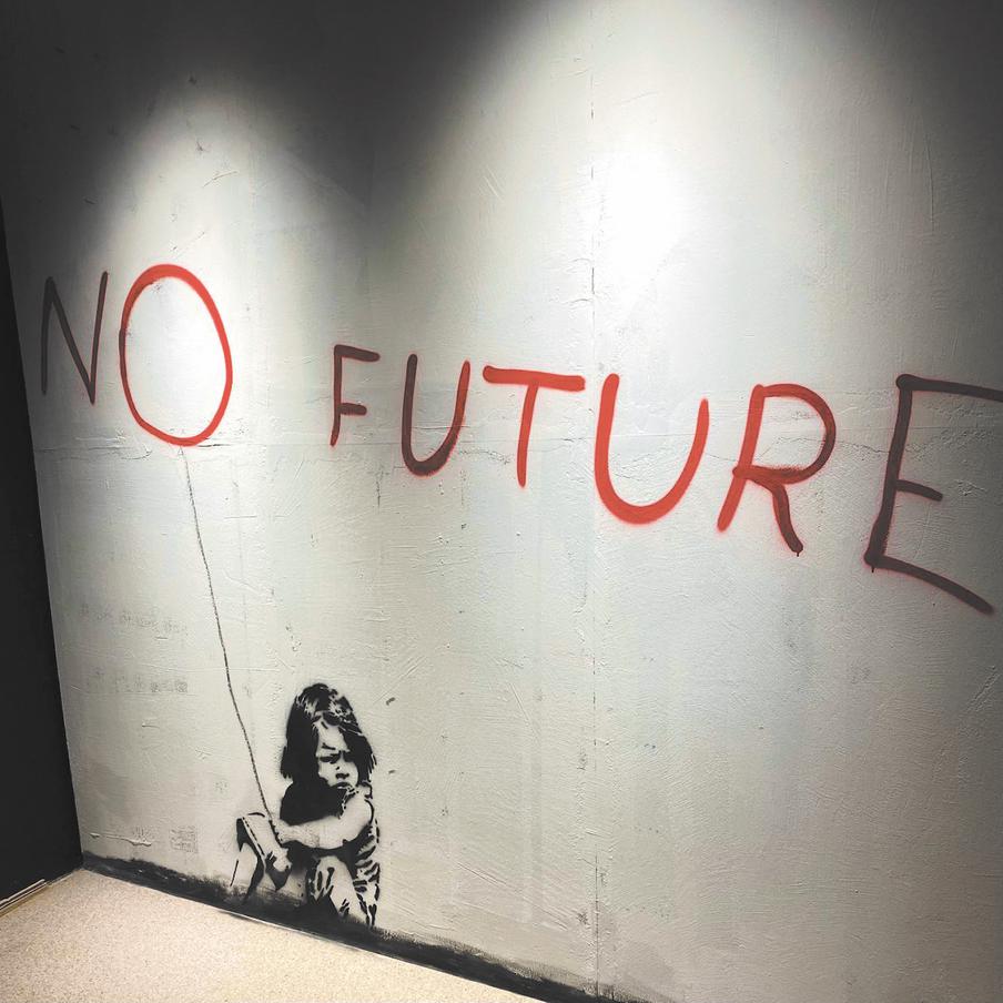 Граффити Бэнкси были воспроизведены при помощи трафаретов русским художником, имя которого организаторы держат в секрете.