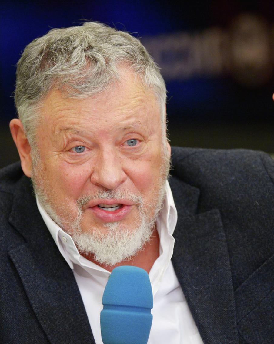 Лауреат наград "Поэт года" и "Писатель года": Свою премию передам Красному Кресту