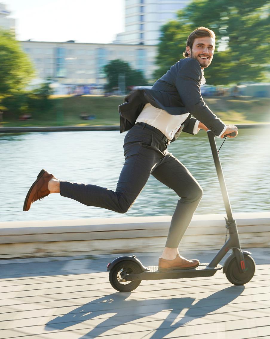 Весна – время выкатывать свой самокат: как ездить на нём в городе безопасно