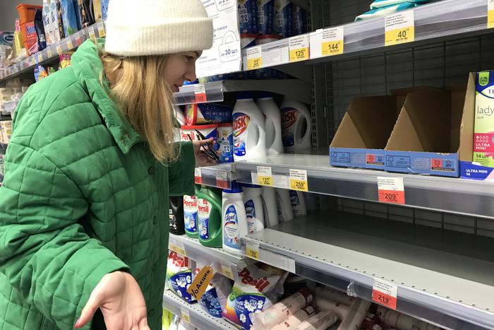 Чиновники пообещали, что москвичек не оставят без прокладок