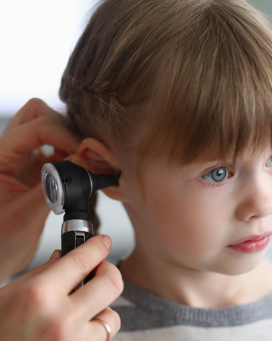 Зачастую родители даже не замечают, что ребёнок плохо слышит. Между тем это серьёзная проблема, требующая лечения