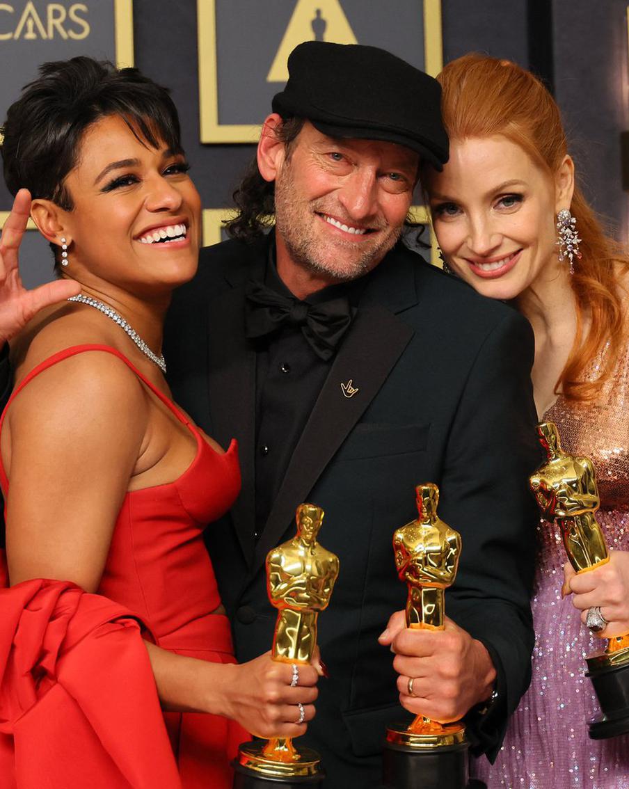 "CODA: Ребёнок глухих родителей" стал лучшим фильмом года. Единственный российский номинант – без "Оскара"