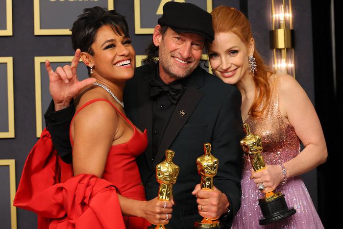 "CODA: Ребёнок глухих родителей" стал лучшим фильмом года. Единственный российский номинант – без "Оскара"