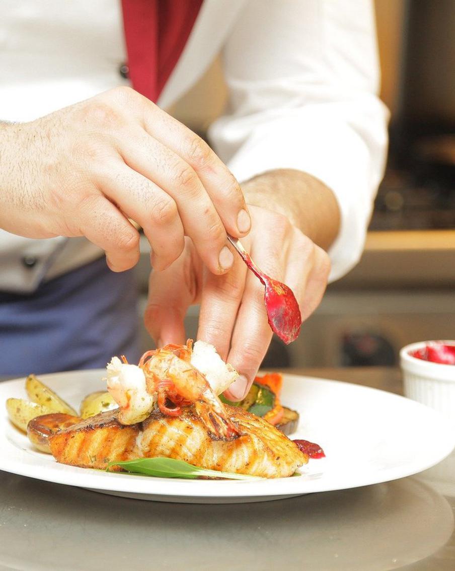 Фуа-гра и фиолетовому базилику тут не место. Узнали у столичных ресторанов, как изменилось меню из-за санкций