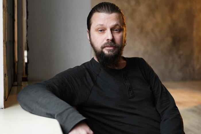 "Гроза, дети, запах тайги и парное молоко дарят мне счастье". Лидер "Пилота" Илья Кнабенгоф рассказал о радостях и разбитых мечтах