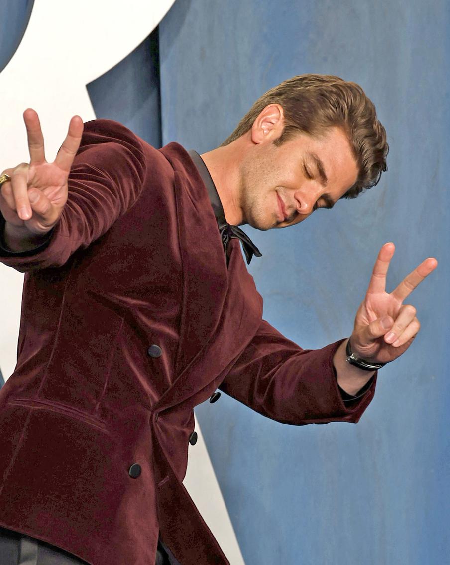 Самые яркие мужские наряды "Оскара": бордовый оттенок, кожаный комбинезон и костюм мясника