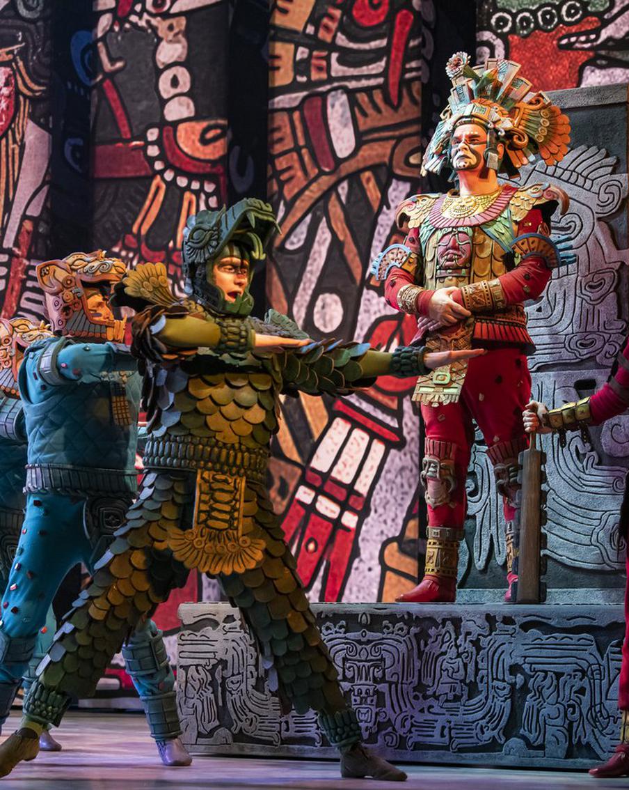 На сцене театра нечасто увидишь экзотику, это дорого и сложно. Но Театр оперетты решил удивить зрителей