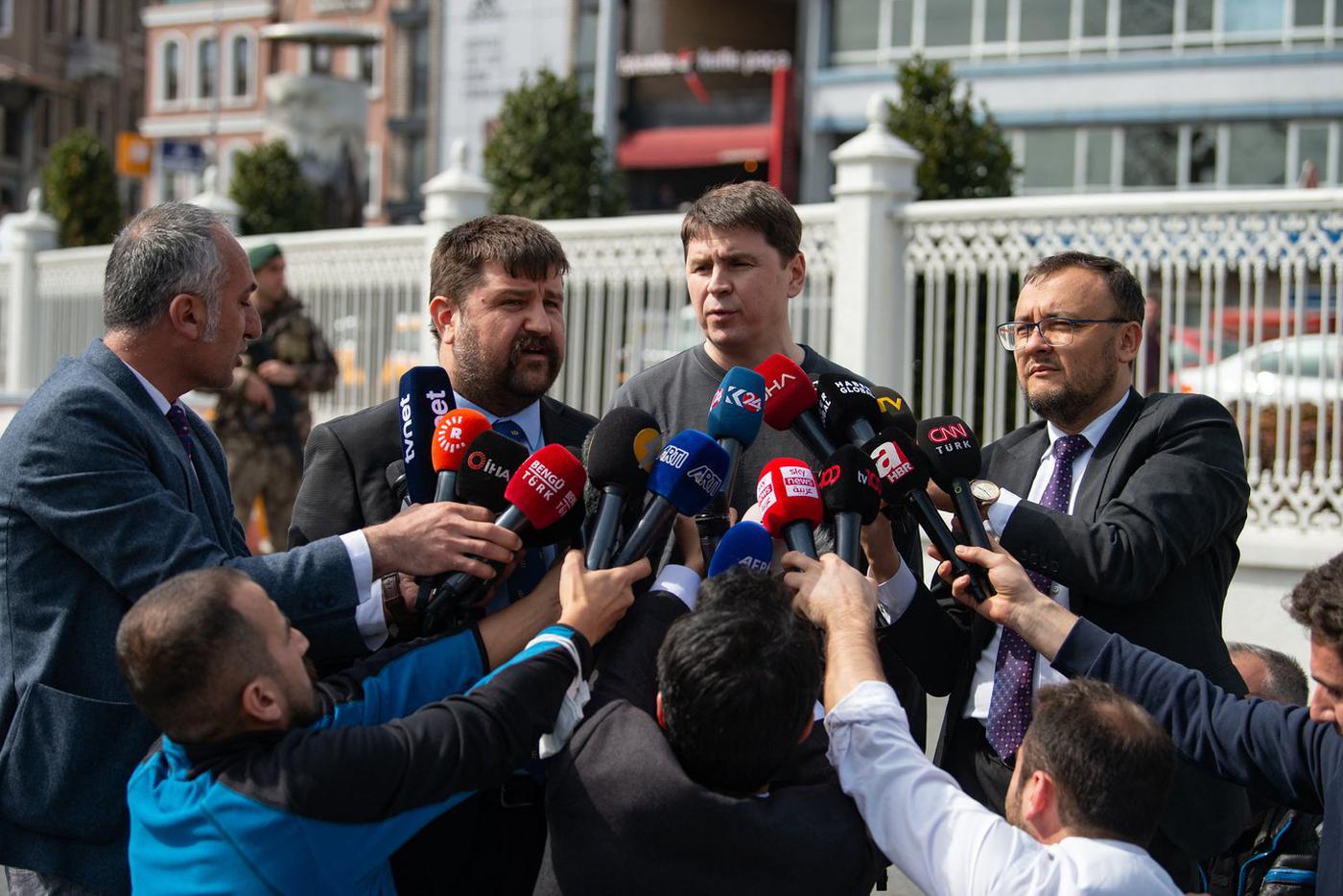 Советник руководителя офиса президента Украины Михаил Подоляк (на фото даёт интервью) заявил, что Киев хочет видеть Израиль, Польшу, Канаду и Турцию в статусе гарантов безопасности Киева.