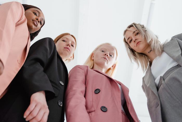 Как выбрать идеальный брючный костюм: определяем качество, подбираем размер, дополняем деталями