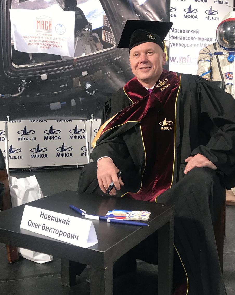 после встречи Олег Викторович раздавал автографы и фотографировался со студентами